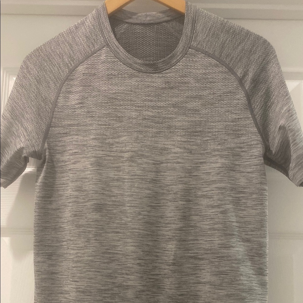 Lululemon Men's short sleeve Gray shirt.  like new. Size X-Small